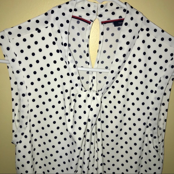 Tommy Hilfiger sleeveless blouse. - Picture 2 of 4
